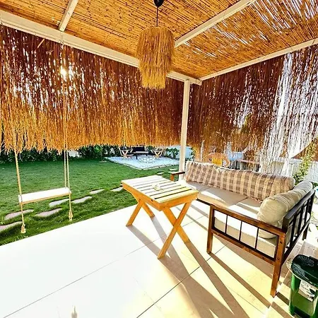 Sleeps 2, Luxury With Private Pool - Awz 311
